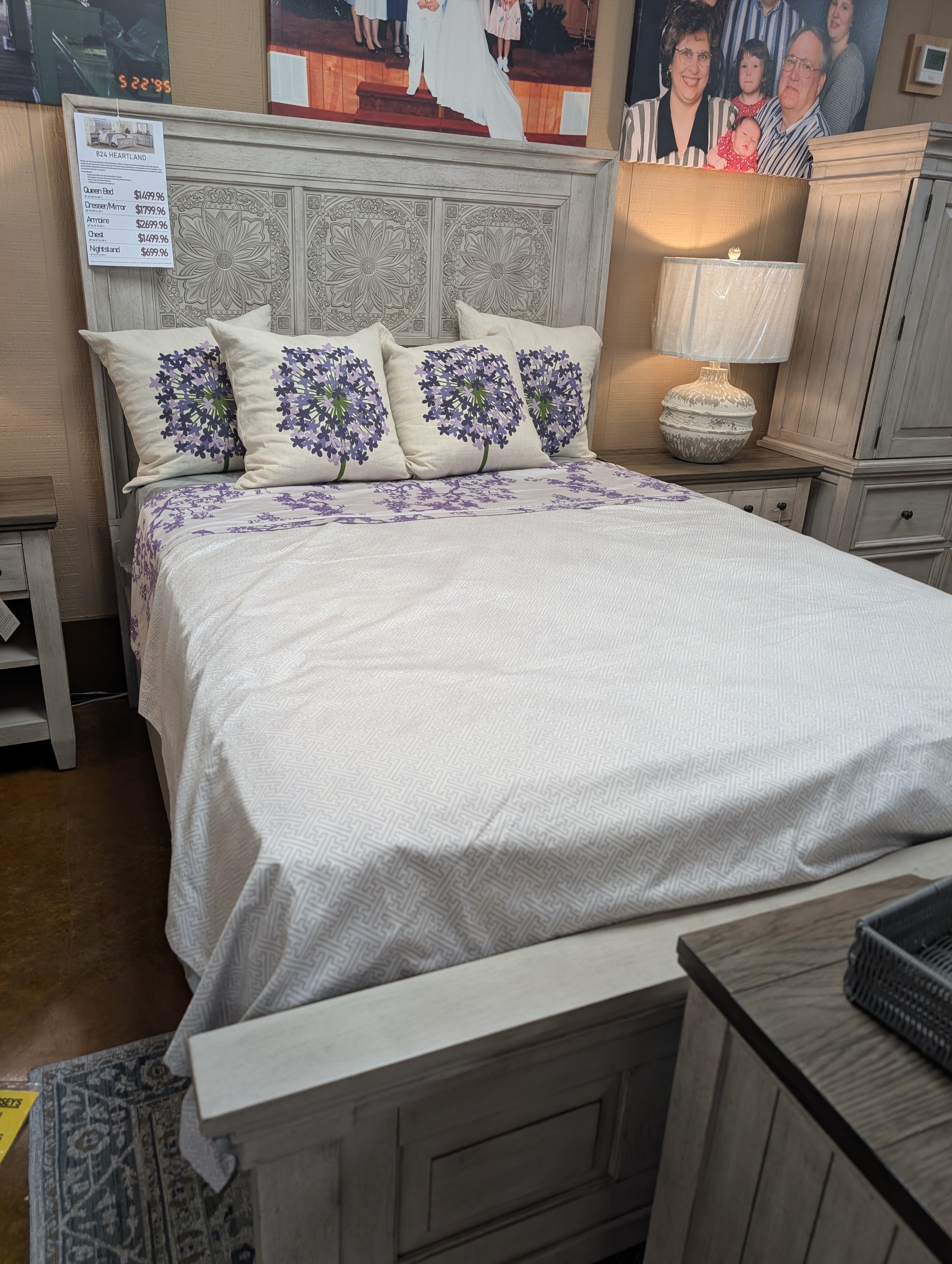 Ensemble Heartland Queen 824 : tête de lit, pied de lit, traverses, commode et table de chevet.