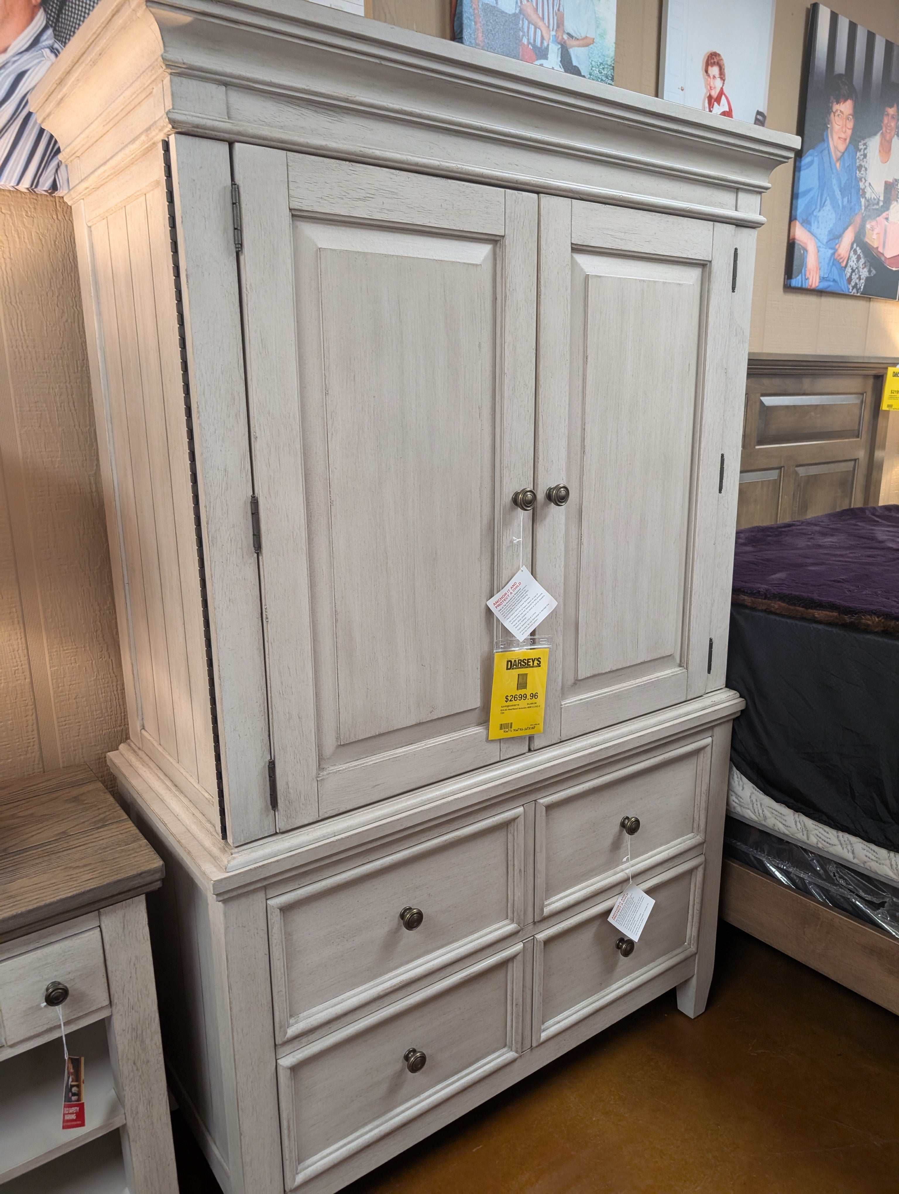 Ensemble Heartland Queen 824 : tête de lit, pied de lit, traverses, commode et table de chevet.