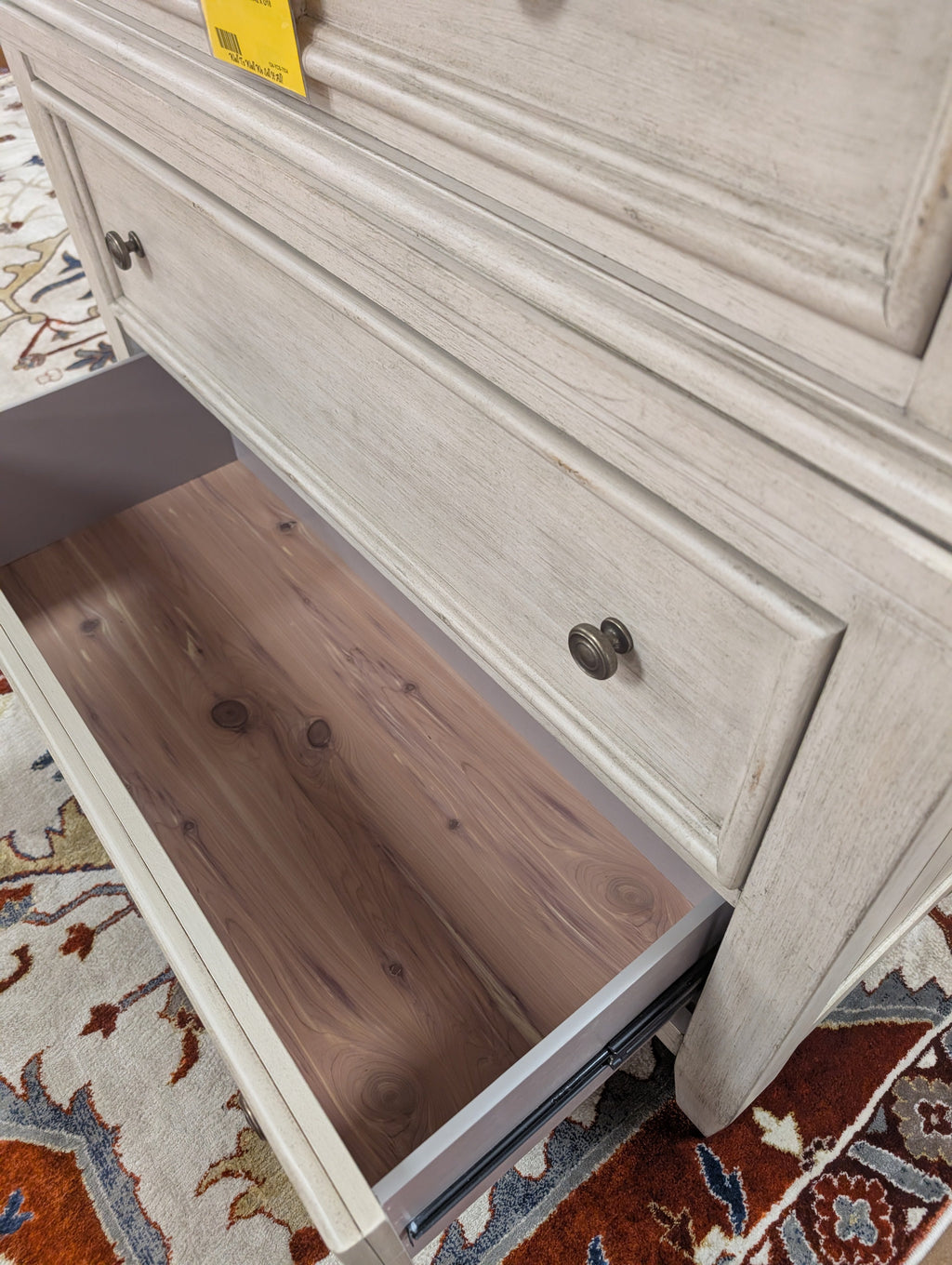 Ensemble Heartland Queen 824 : tête de lit, pied de lit, traverses, commode et table de chevet.