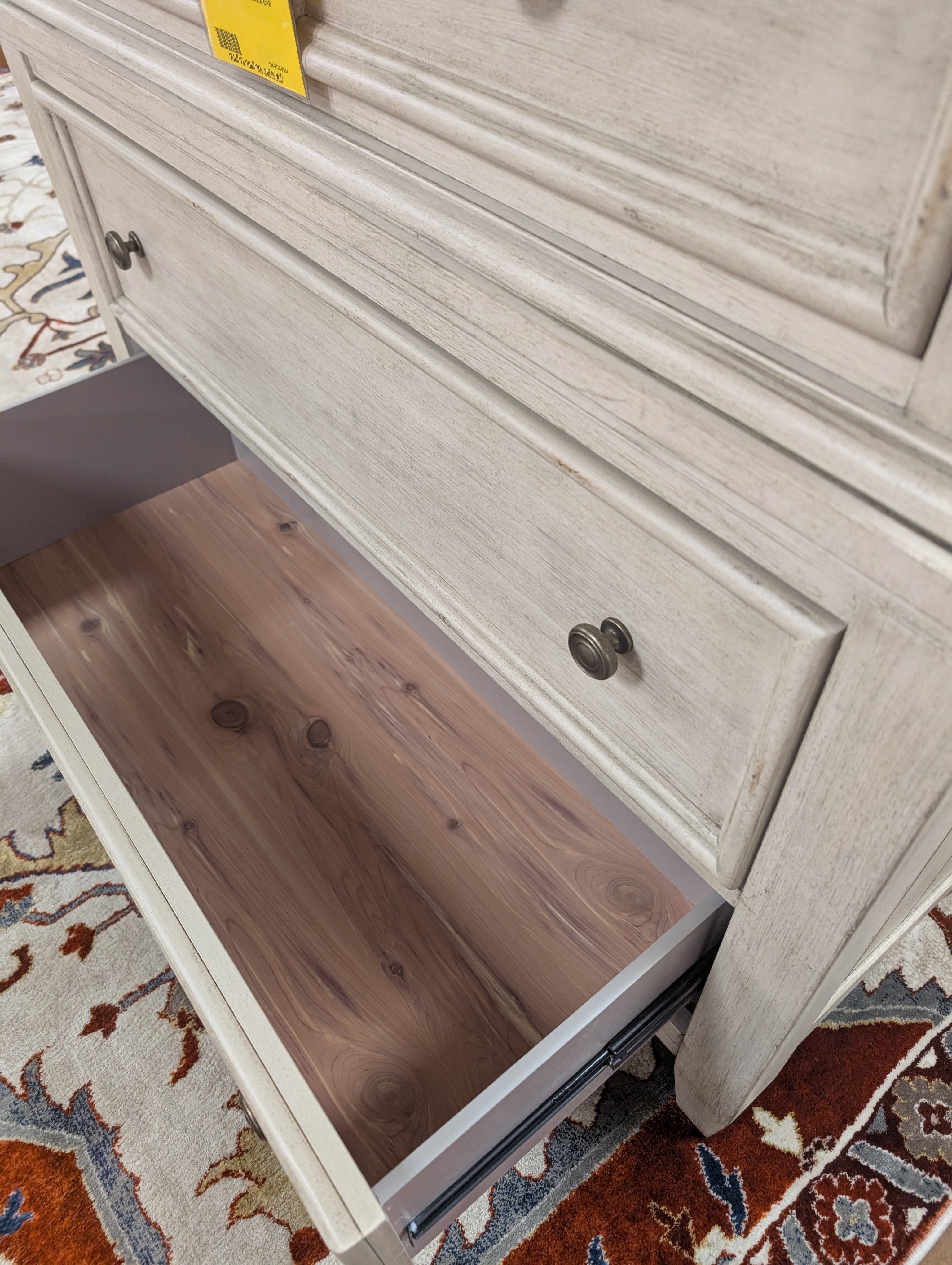 Ensemble Heartland Queen 824 : tête de lit, pied de lit, traverses, commode et table de chevet.