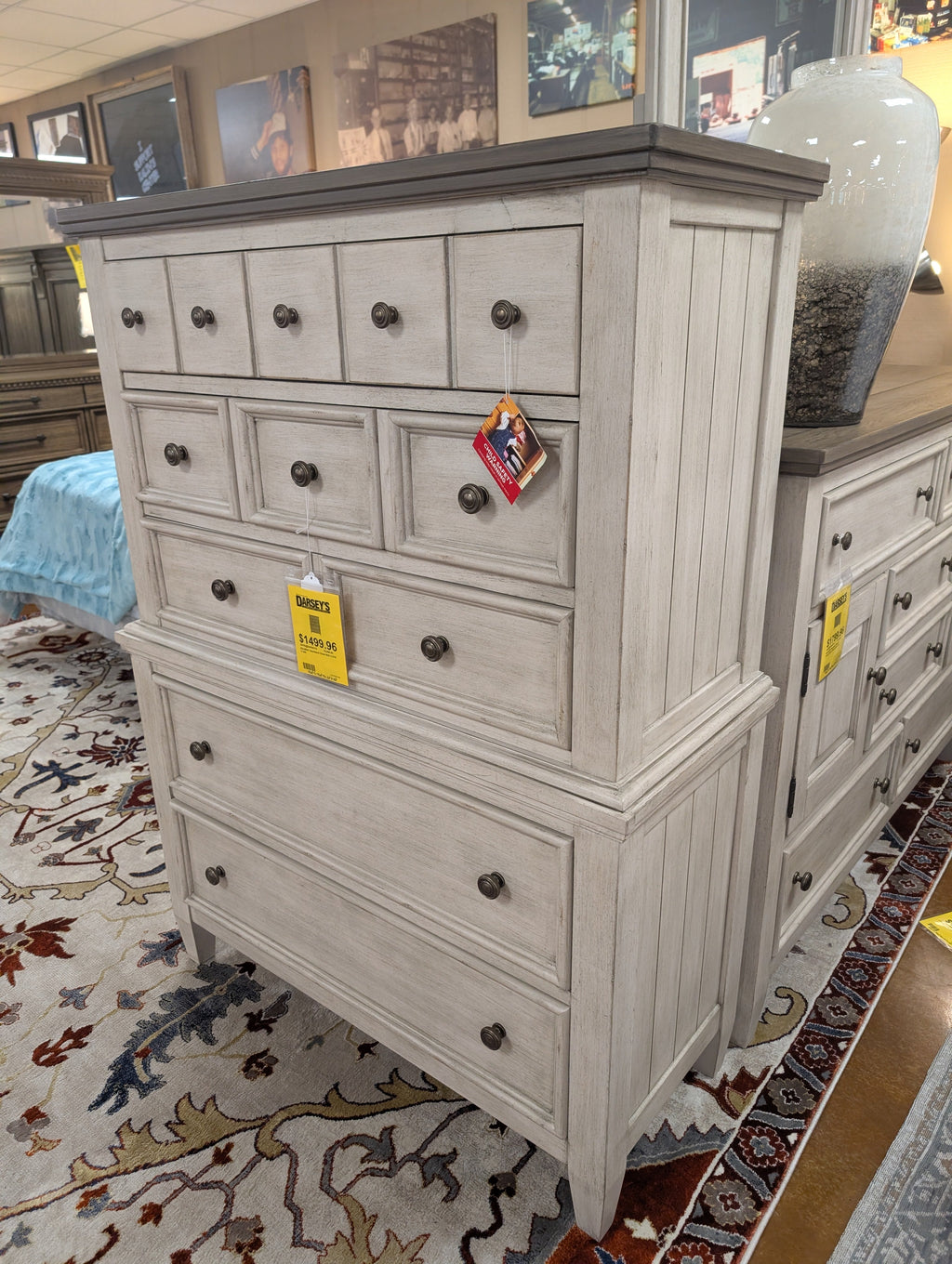 Ensemble Heartland Queen 824 : tête de lit, pied de lit, traverses, commode et table de chevet.