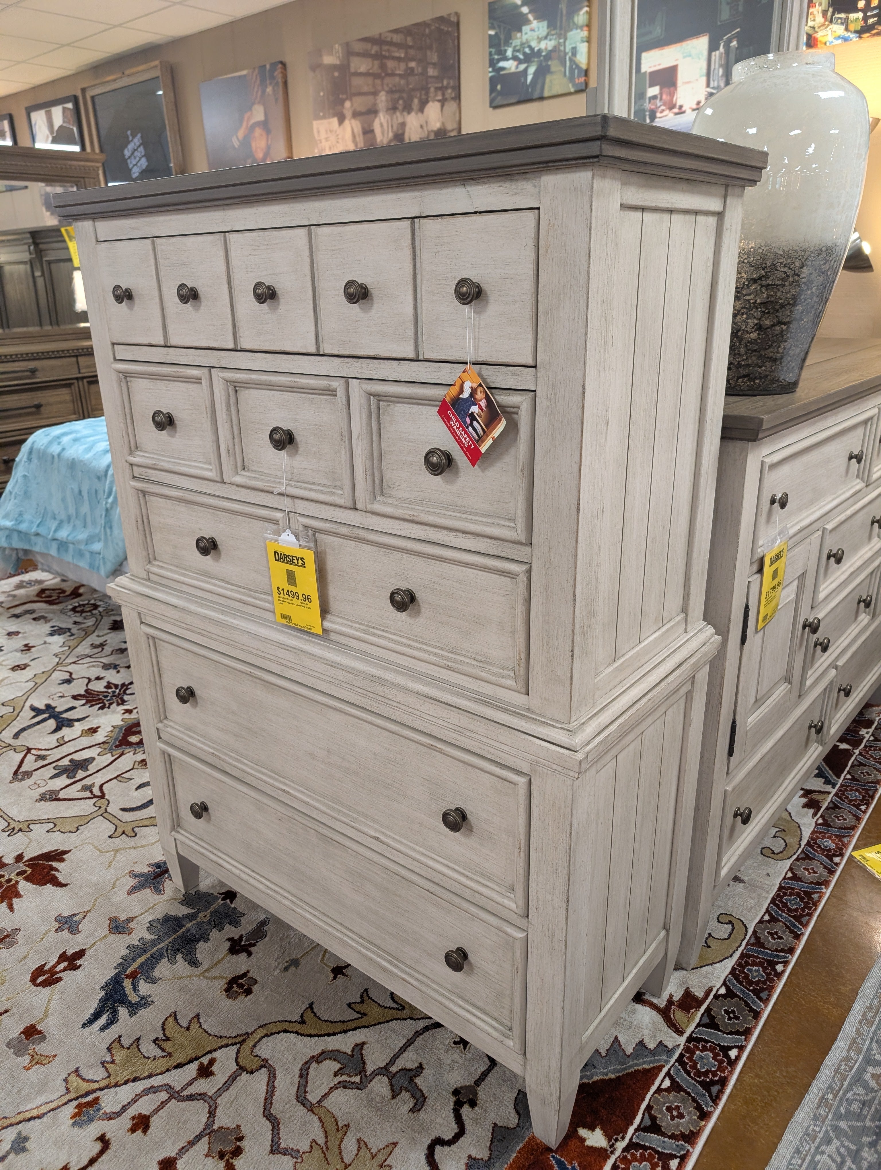 Ensemble Heartland Queen 824 : tête de lit, pied de lit, traverses, commode et table de chevet.