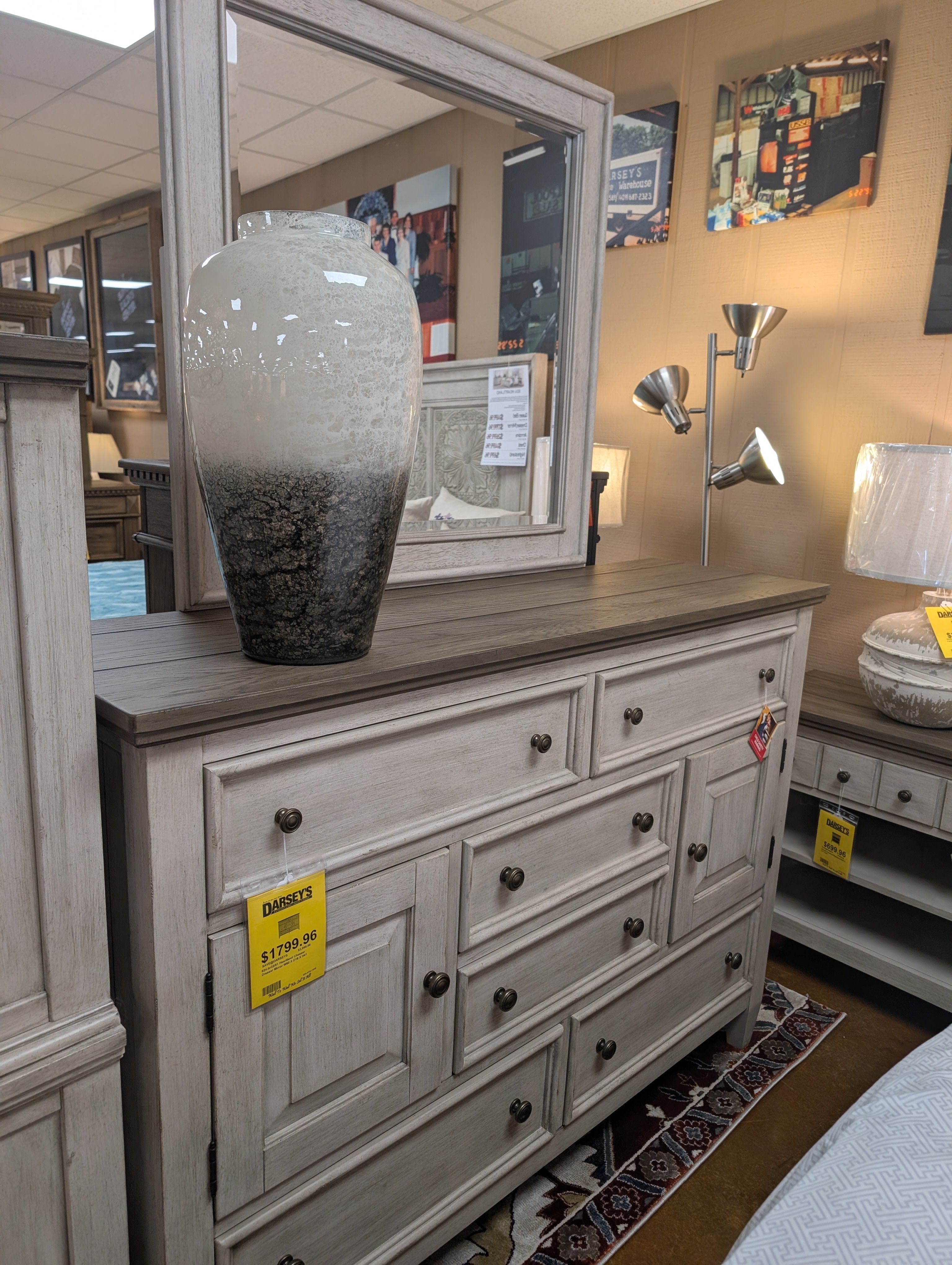 Ensemble Heartland Queen 824 : tête de lit, pied de lit, traverses, commode et table de chevet.