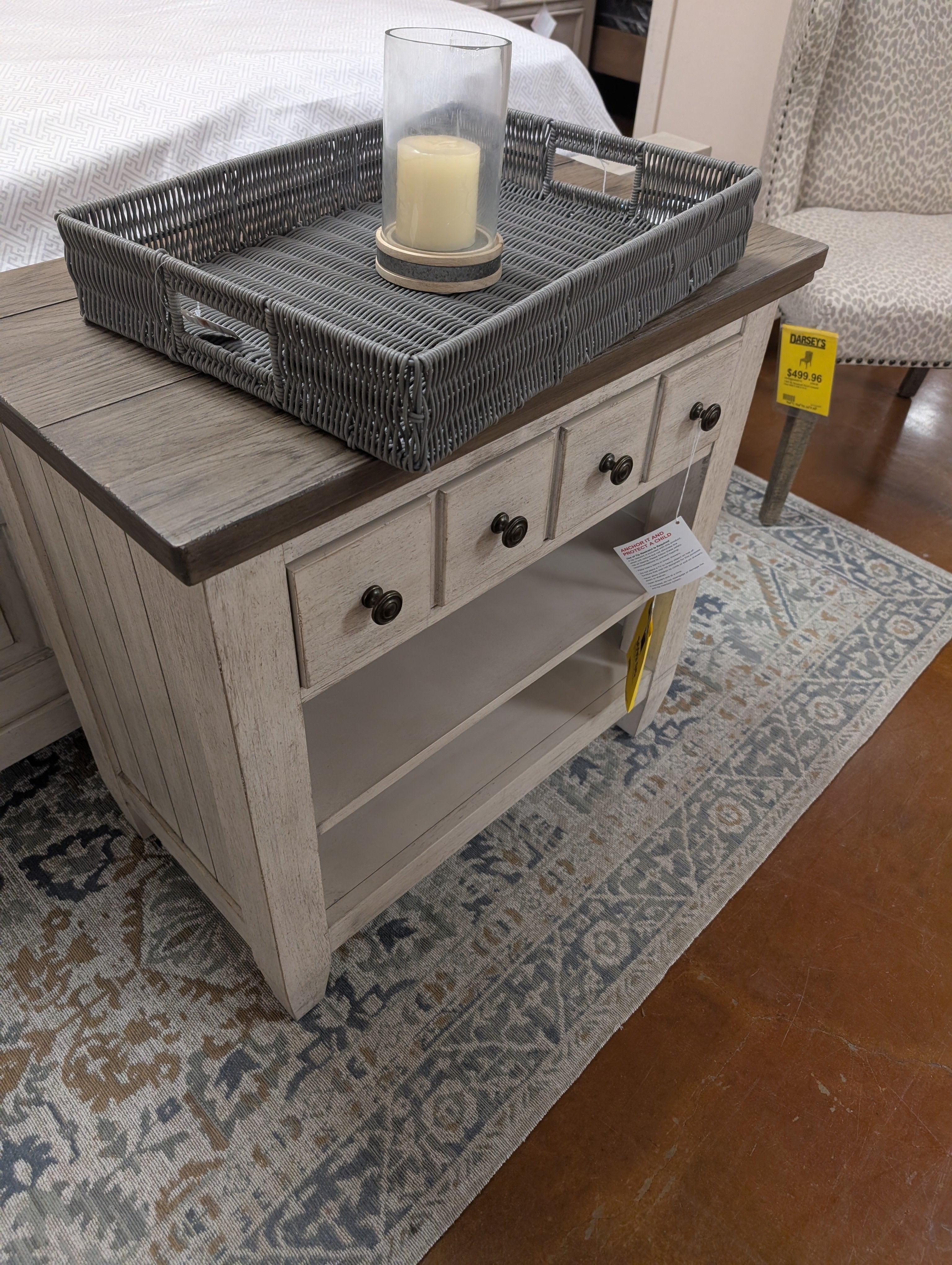 Ensemble Heartland Queen 824 : tête de lit, pied de lit, traverses, commode et table de chevet.