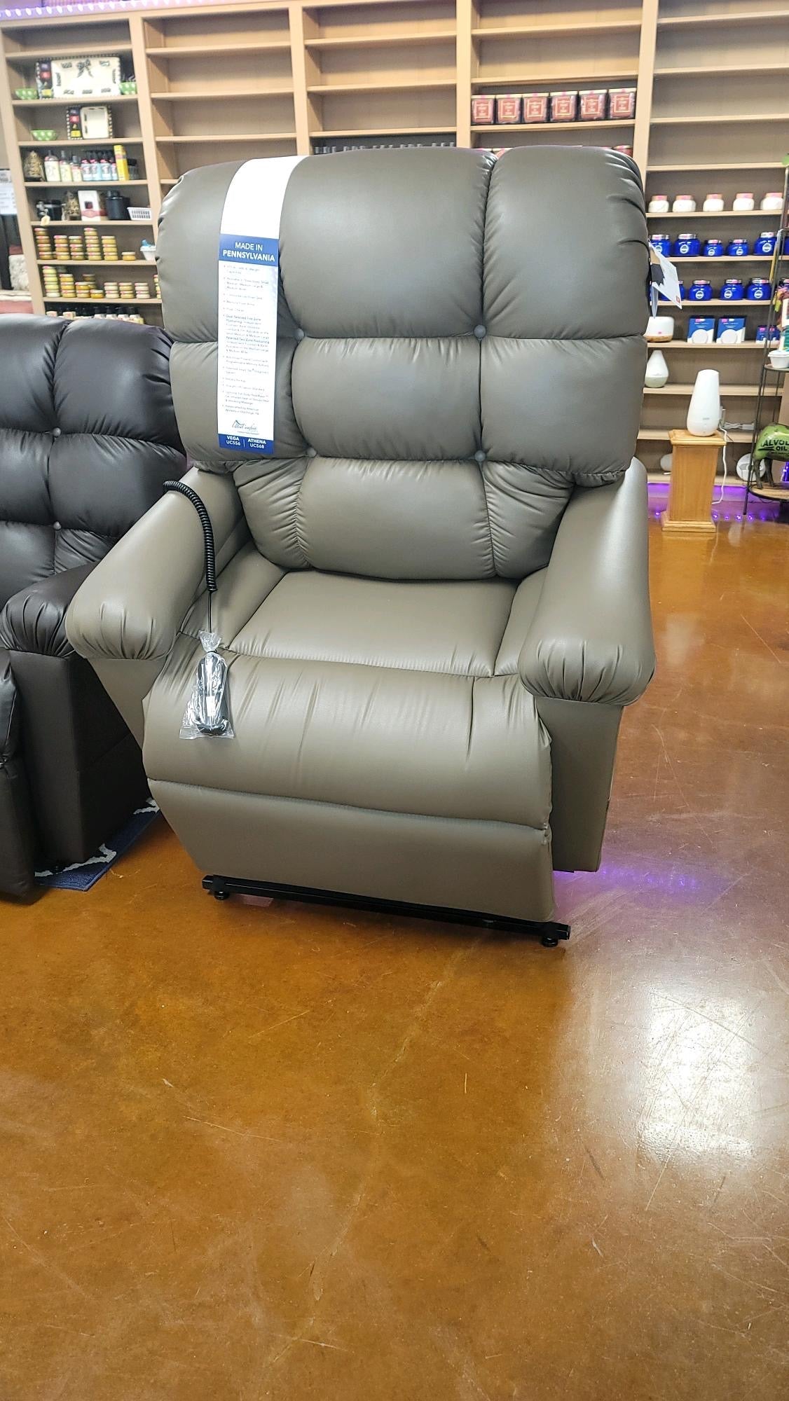 Fauteuil releveur Vega Medium Wide Brisa Shiitake UC556-MXW-SKD-USH