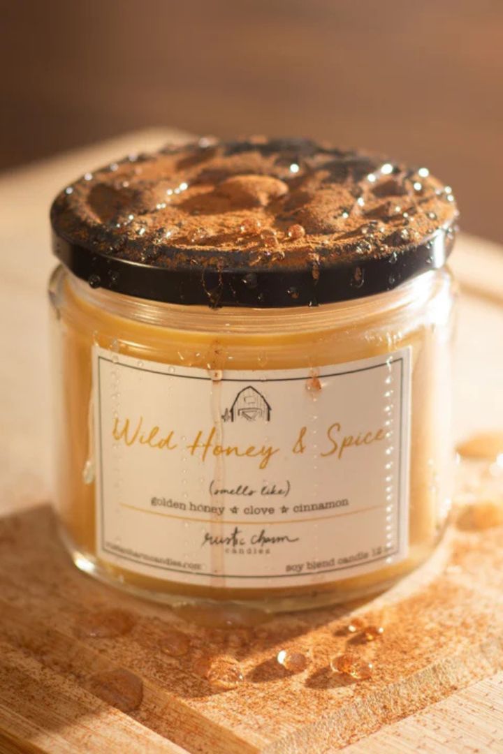 Bougie Rustic Charm au miel sauvage et aux épices 12 oz