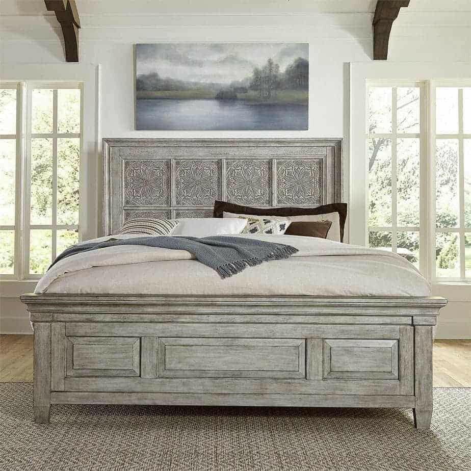 Ensemble Heartland Queen 824 : tête de lit, pied de lit, traverses, commode et table de chevet.