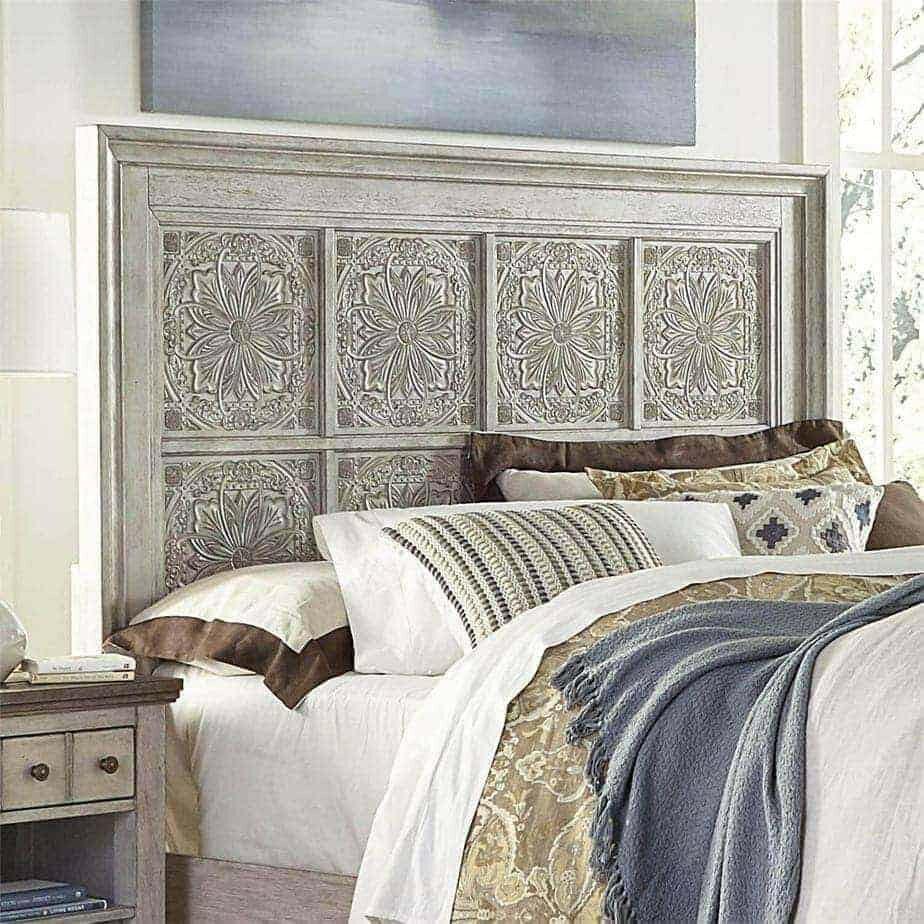 Ensemble Heartland Queen 824 : tête de lit, pied de lit, traverses, commode et table de chevet.